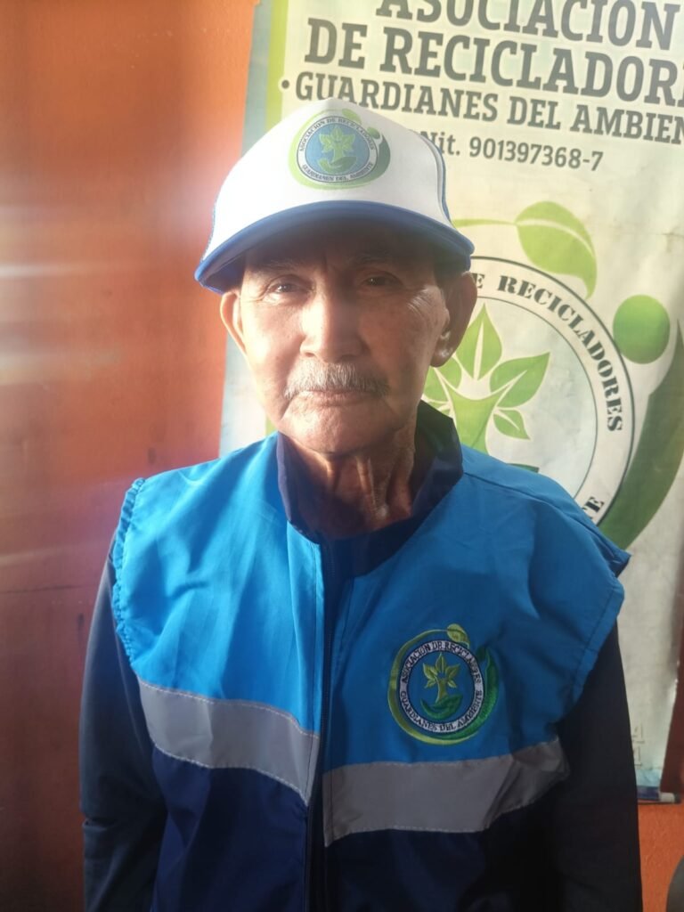 Reciclador de oficio de Guardianes del Ambiente con el uniforme de la asociación en la sede de Villavicencio