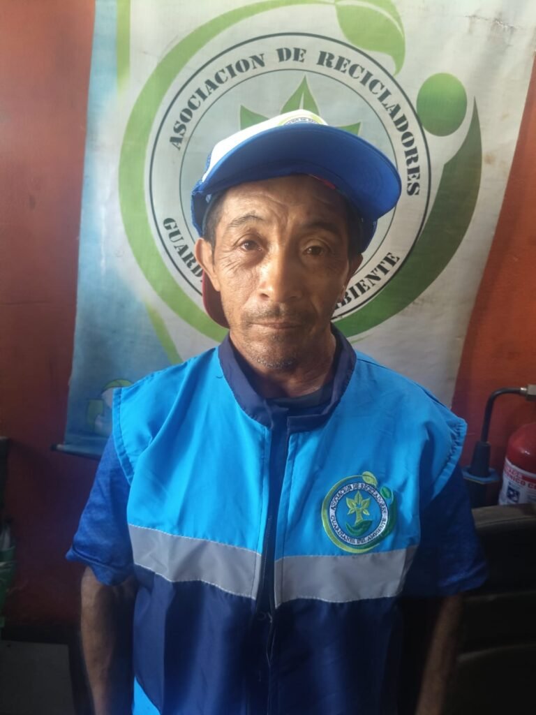 Reciclador asociado a Guardianes del Ambiente con el uniforme de trabajo de la organización