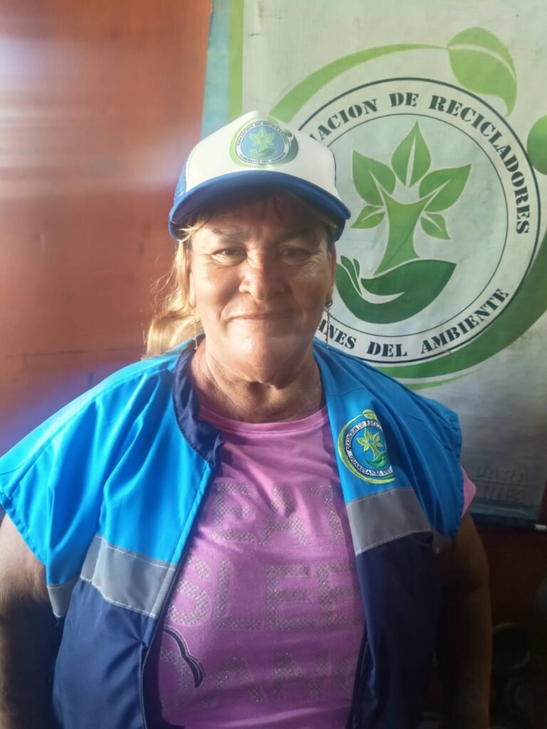Recicladora asociada a Guardianes del Ambiente con chaleco y gorra de la asociación en Villavicencio