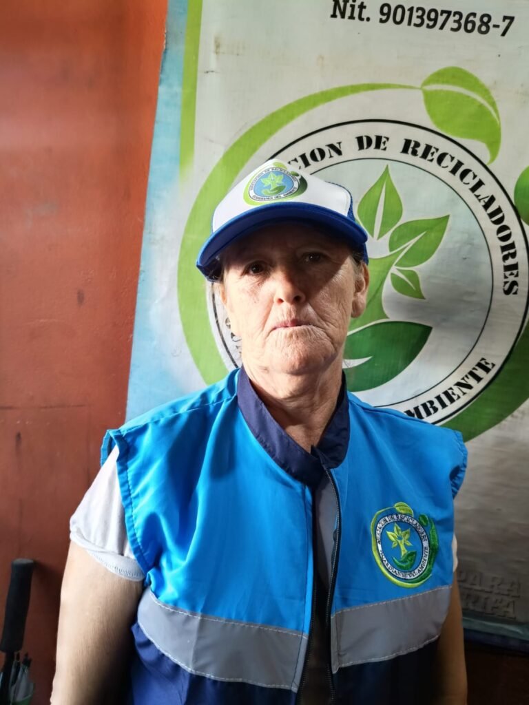 Mujer recicladora de oficio, asociada a Guardianes del Ambiente, con el uniforme institucional