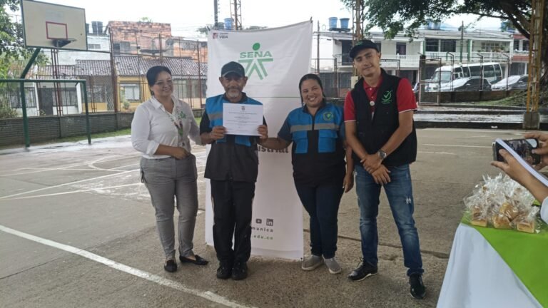 Entrega de certificado del SENA a un asociado de Guardianes del Ambiente, acompañado por instructoras y representantes de la asociación