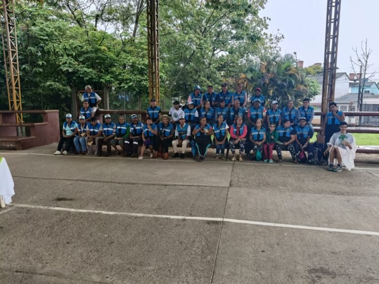 Foto grupal de los asociados de Guardianes del Ambiente durante la jornada de certificación con el SENA en Villavicencio