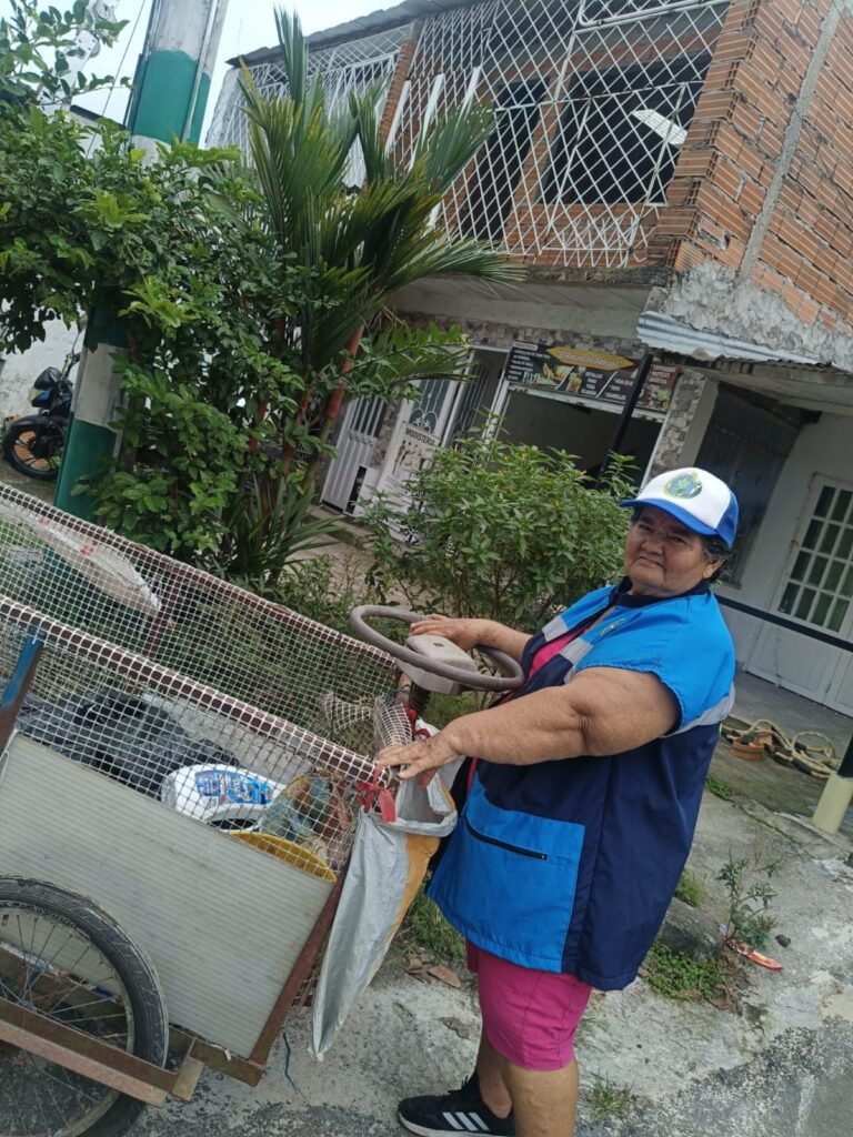 Recicladora de Guardianes del Ambiente con su carreta de recolección durante la ruta de reciclaje en un barrio de Villavicencio